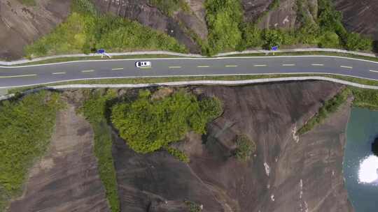 湖南郴州马黄丘山间公路行驶的汽车