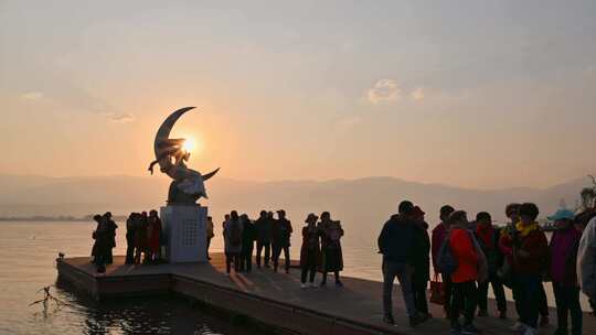 凉山州西昌市邛海湿地公园月亮女神日出黄昏