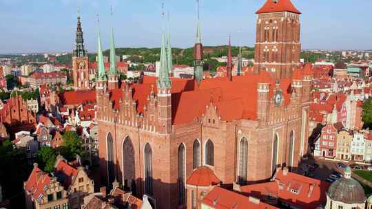 日出天线上波兰格但斯克老城的圣玛丽大教堂视频素材模板下载