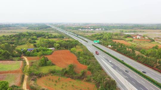 航拍高速公路上行驶的车辆