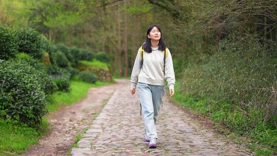 年轻活力青春女孩独自户外郊游踏青公园山林