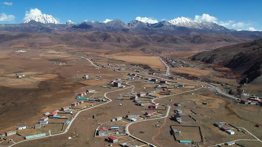 川西塔公草原的藏族村庄航拍