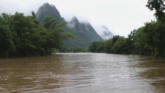 浑浊河水湍急流淌的自然景观