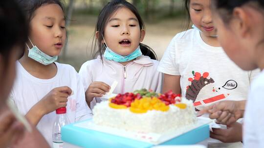 生日会上吃蛋糕的女孩