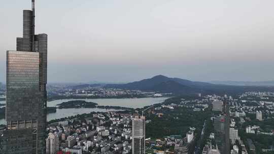 落日余晖照射在江苏南京紫峰大厦景观