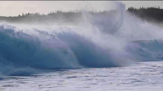 向前翻涌的海浪海啸浪冲浪