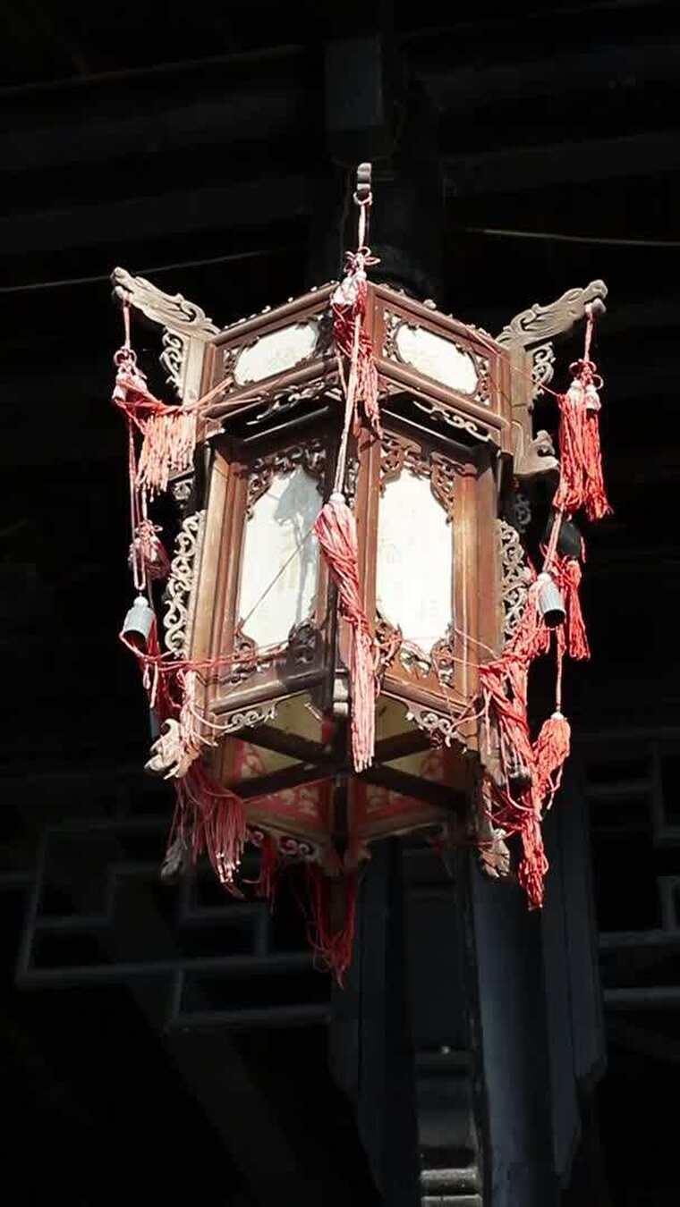 破旧中式古典灯笼特写