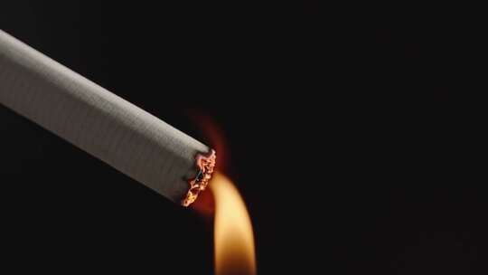 吸烟有害健康抽烟点燃香烟特写