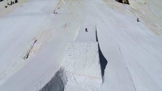 在滑雪板上做双后空翻的人