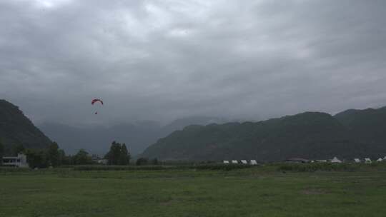 大山与云景变化及滑翔伞