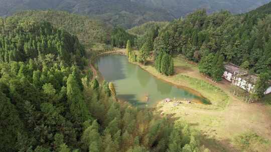 信宜钱排鹿湖顶航拍，高山湖泊，森林大山