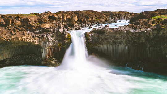 冰岛北部Aldeyjarfoss瀑布的延时镜头