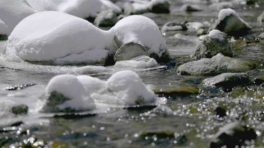 春天被雪覆盖的河流河水视频素材模板下载