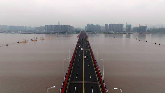 航拍台州车流与椒江大桥往椒江方向视频素材模板下载