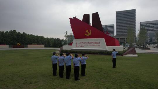 航拍面向党旗雕塑宣誓的警察队伍