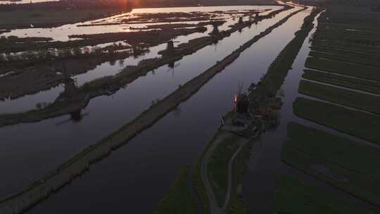 荷兰日出时风车淹没湿地的鸟瞰图。