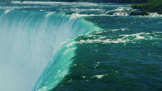 一股强大的水流尼亚加拉瀑布落下。大自然不