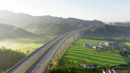 清晨高速公路