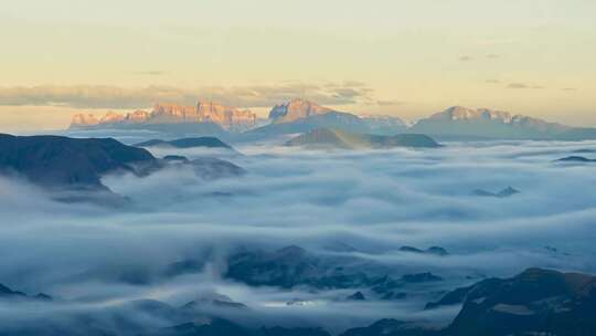 云海翻涌 山峰若隐 天地壮阔奇景