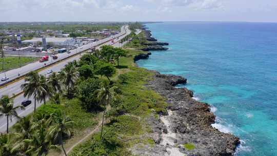 汽车沿着圣多姆加勒比海岩石海岸线行驶在美洲汽车上