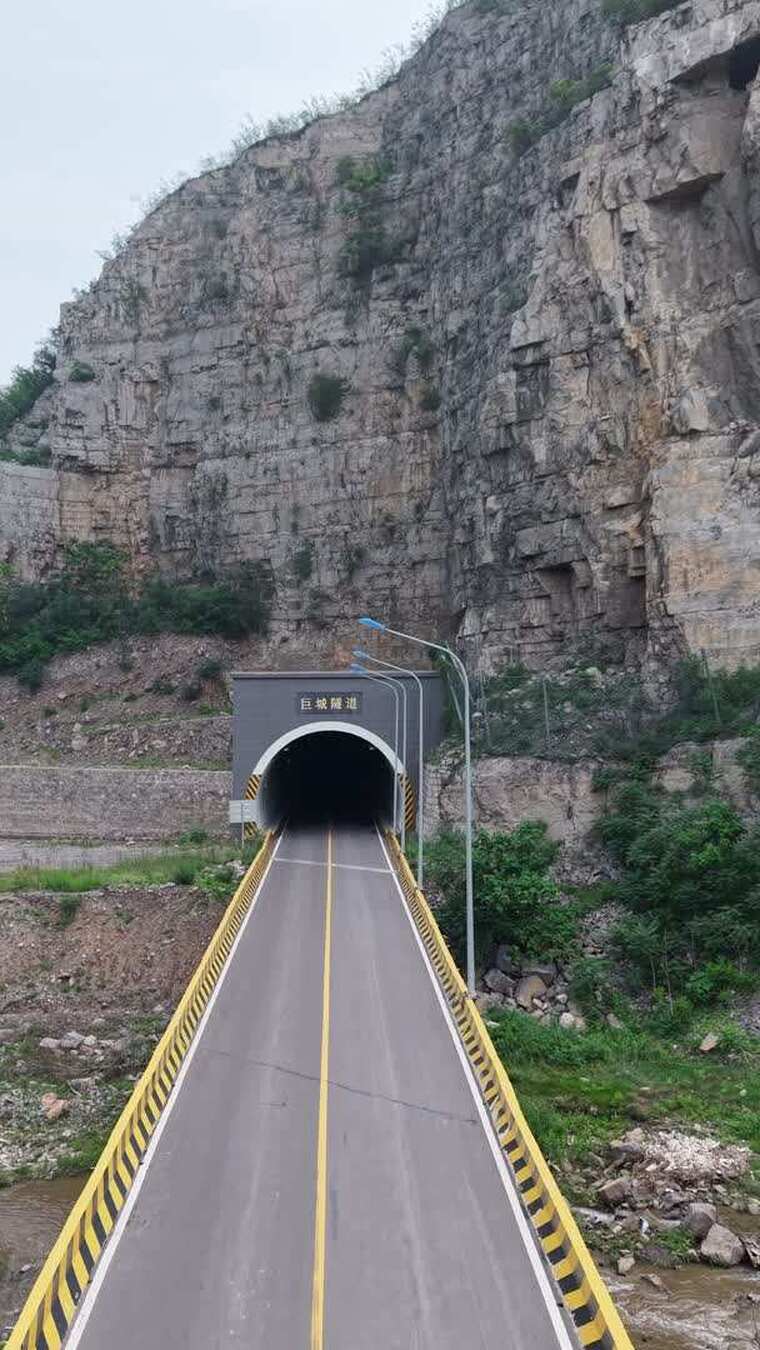 公路尽头的山体隧道