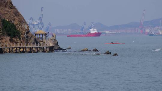 滨海景区凉亭远处的海港60帧