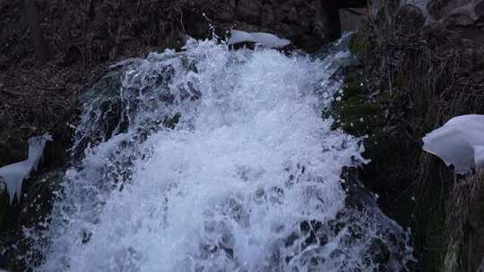 山间小瀑布水流特写