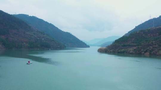 航拍大河水面蜿蜒崎岖大山重峦叠嶂大气磅礴