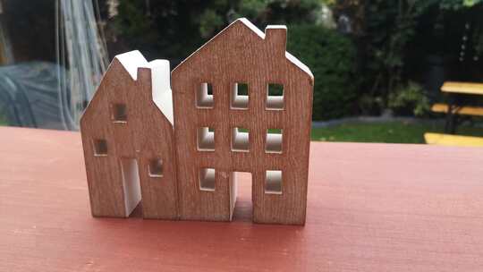 花园房产抵押业务概念理念中的小木屋装饰品