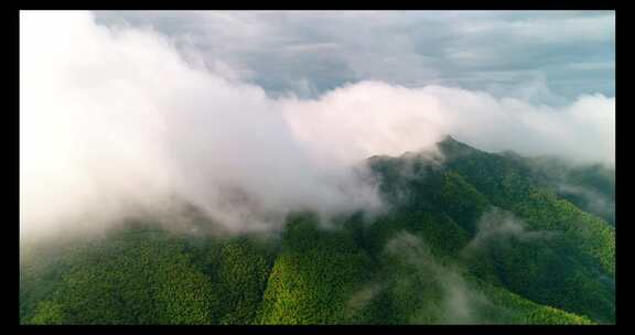 杭州富阳云雾缭绕的群山