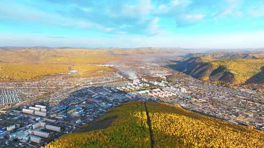 秋季城市与山林鸟瞰全景