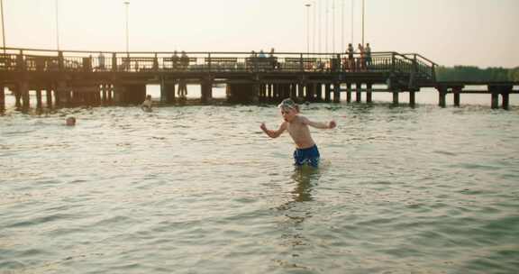 男孩在湖上奔跑