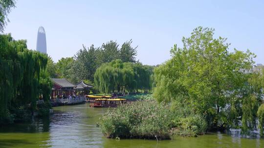 山东济南大明湖公园景区湖面景色与游船游客