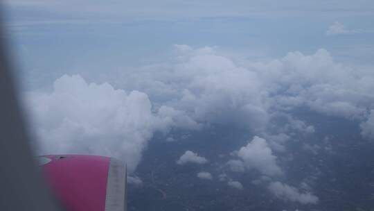 在云层上方飞行的飞机