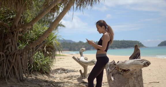 女孩在海滩使用手机
