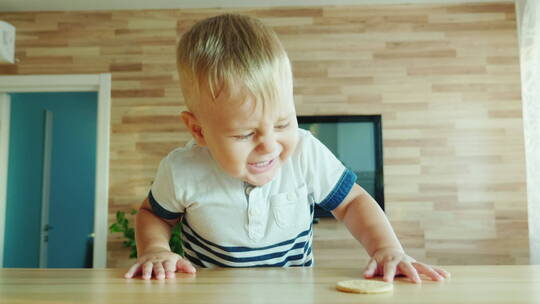 有趣的孩子爬上桌子拿饼干吃视频素材模板下载