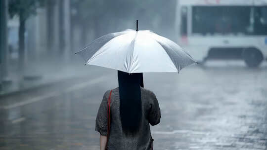 雨天女子打伞背影