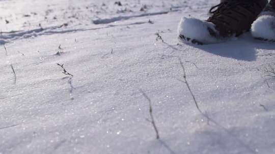 雪地徒步行走特写