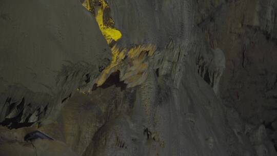 喀斯特充水溶洞中的钟乳石LOG
