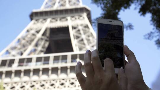游客在埃菲尔铁塔上拍照