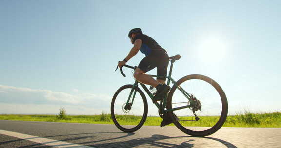 骑自行车的运动员站在踏板上，速度很快