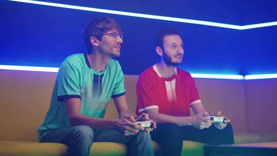 电子竞技年轻玩家在游戏机上玩电子游戏两个