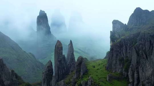 峰峦险峻 奇石嶙峋 雾气弥漫 秘境探幽