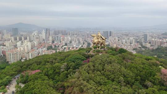 泉州郑成功雕像航拍丰泽区大坪山看市区阴天视频素材模板下载