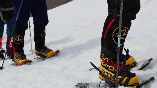 攀登新疆慕士塔格峰雪山的登山队脚步