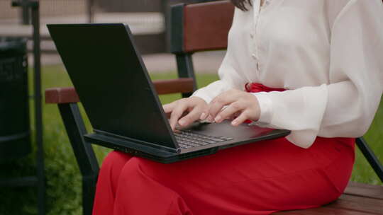 工作区外的办公室女人用笔记本电脑与客户交谈。