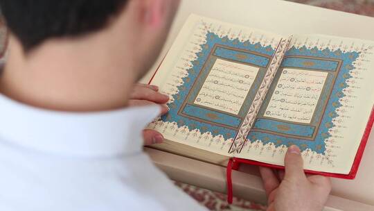 教徒在阅读古兰经书籍视频素材模板下载