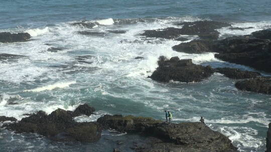  海浪拍打着海岸岩石    