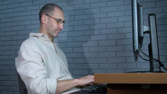 愤怒的一个人玩在线游戏