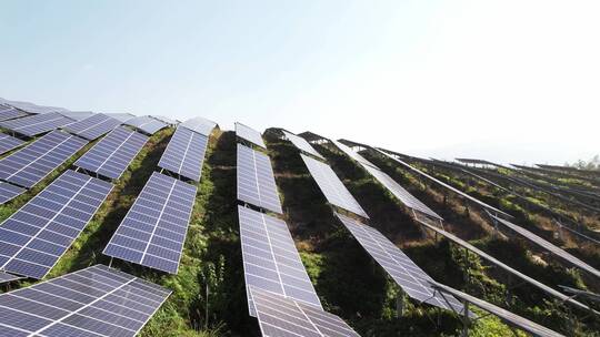 航拍山上光伏太阳能电池板